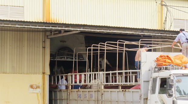 Cơ quan thi hành án vẫn đang tiếp tục làm việc tại kho hàng của Trường Ngân
